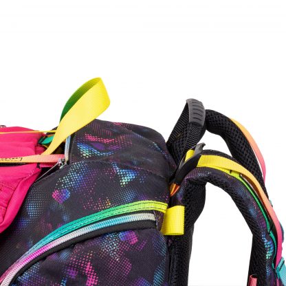 the schoolbag can be adjusted on the straps