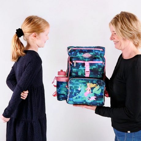 We are showing the design and functions of a JEVA BEGINNERS schoolbag for primary school infants.
